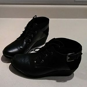 Pierre Dumas cute black lace up booties